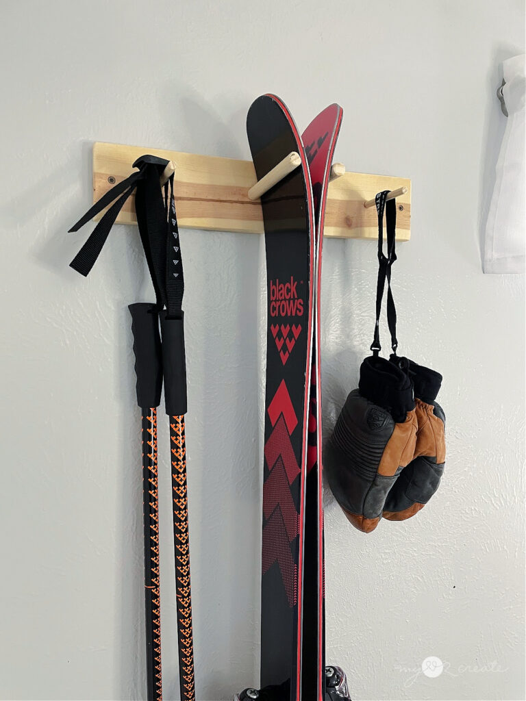 ski and pole rack for one set of skis